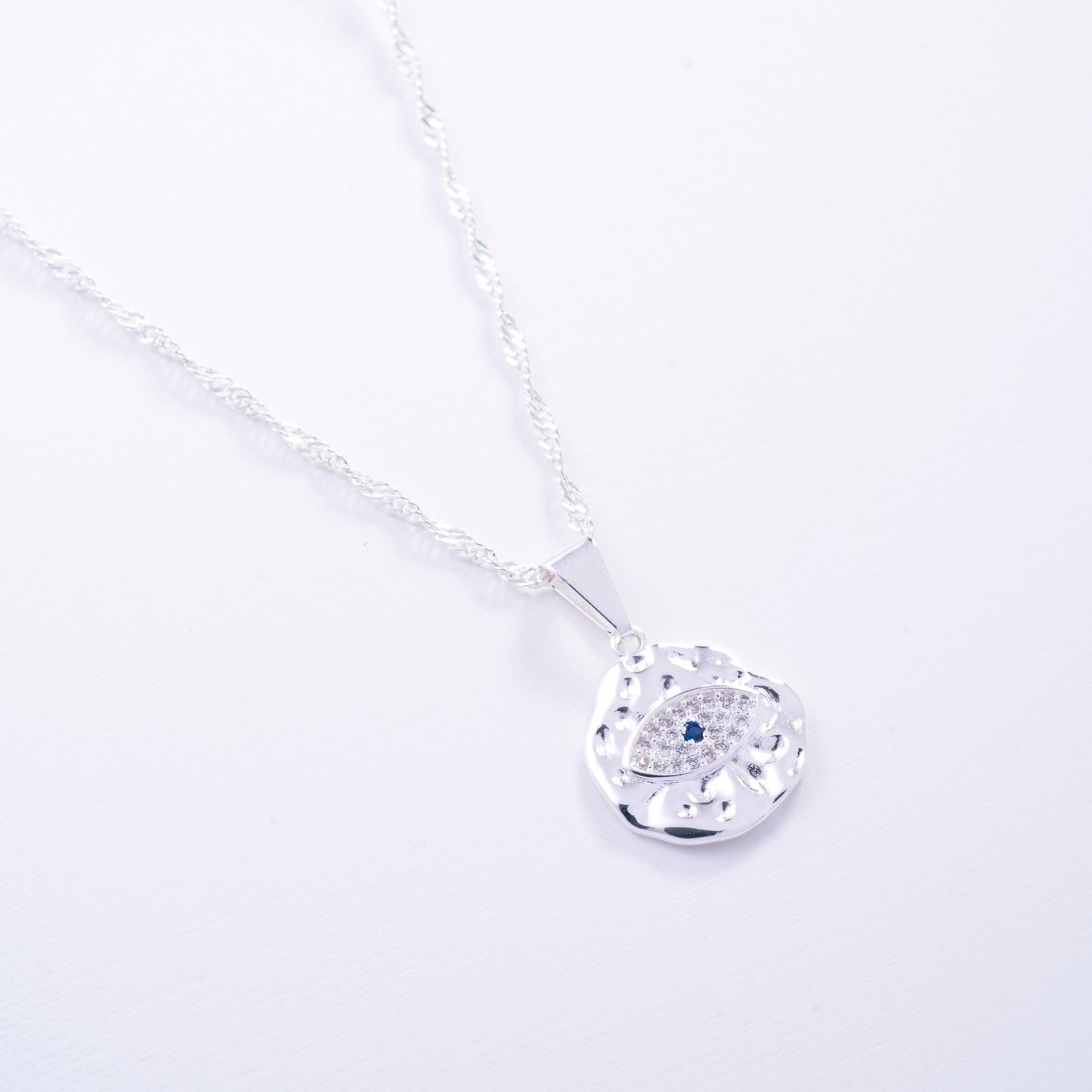 Dije de ojo circular en Plata