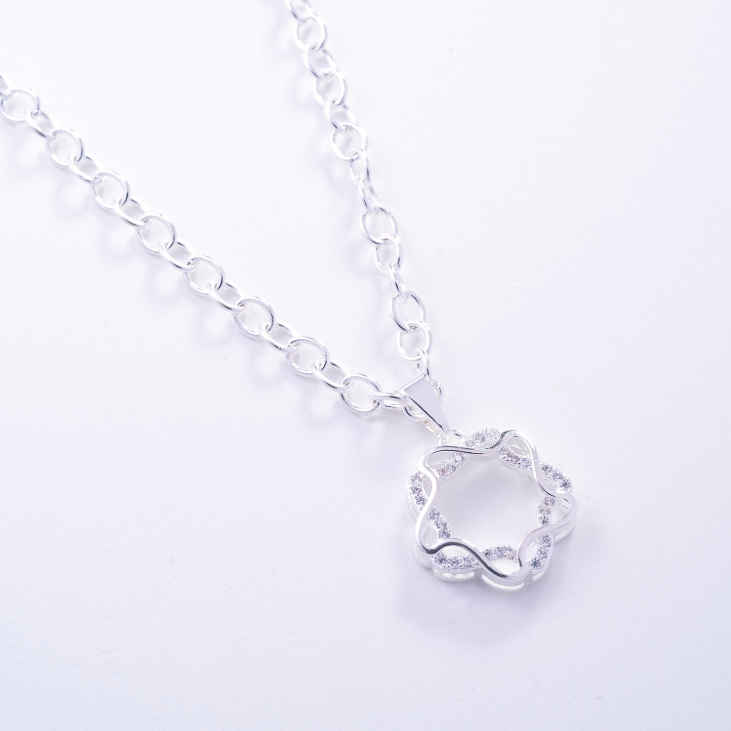 Dije nudo infinito en Plata