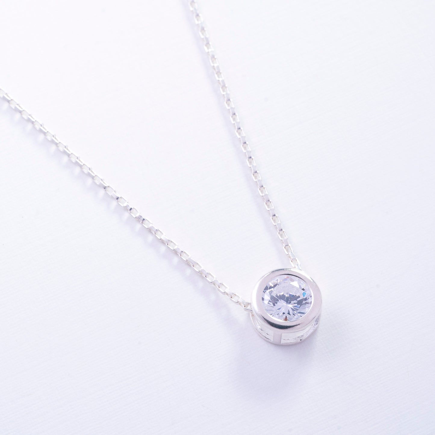 Dije punto de luz engastado en Plata