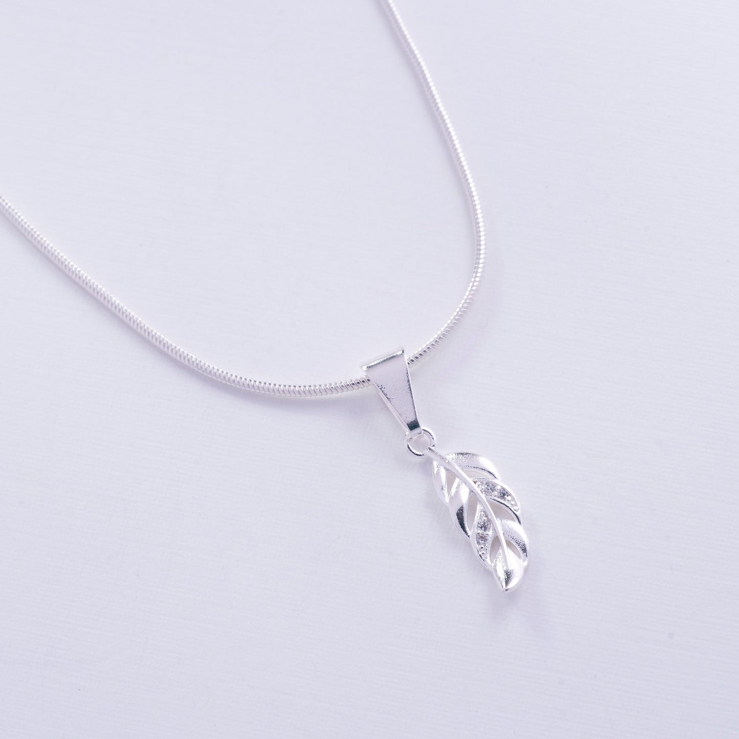 Dije de pluma en Plata