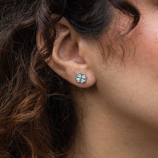 Aros pequeños de trébol en Plata