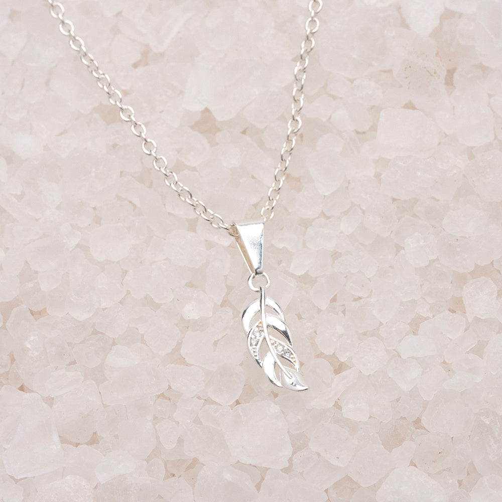 Cadena tejido mini rolo + Dije de pluma con circones