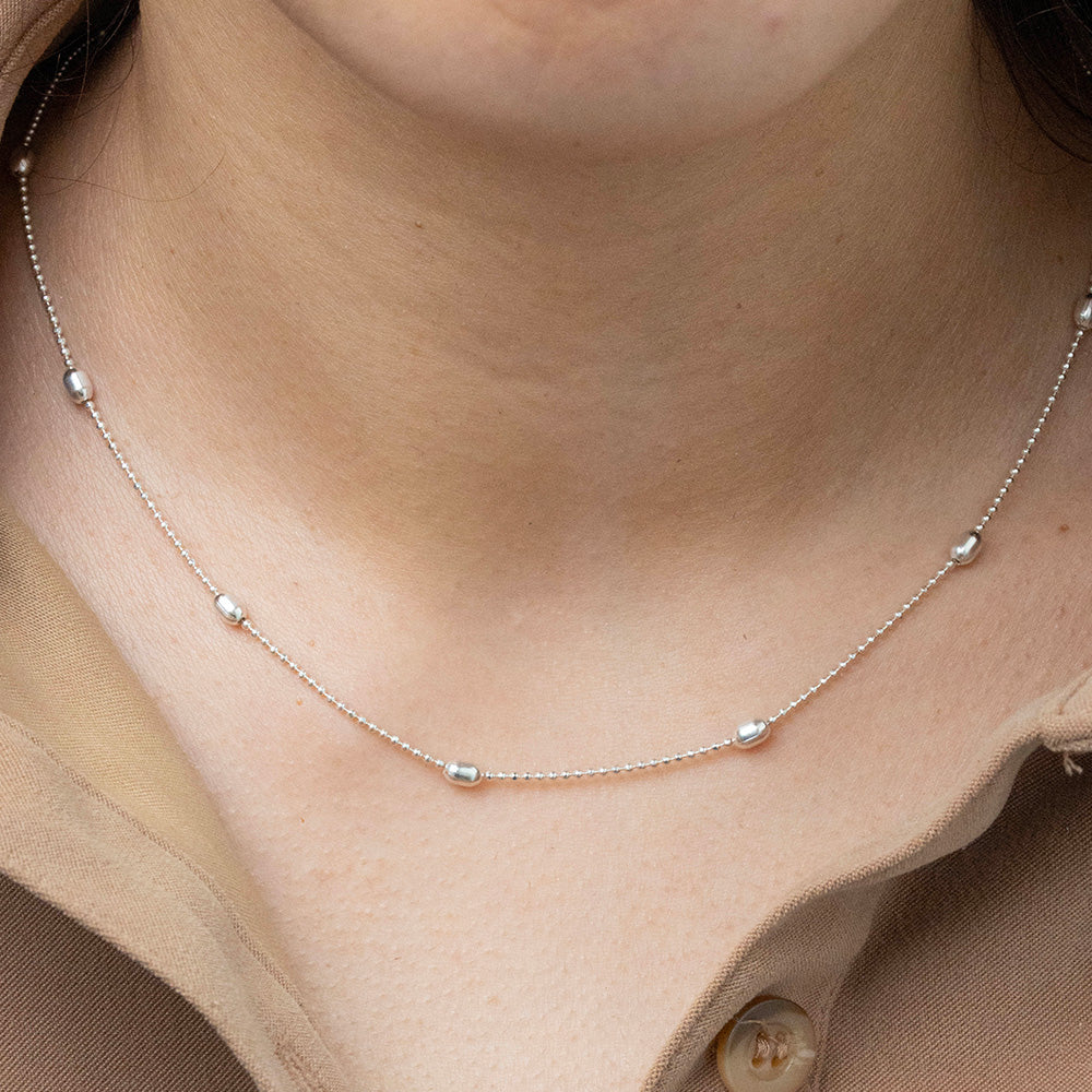 Cadena de bola con balines ovalados en Plata