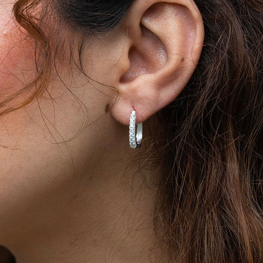 Argollas delgadas ovaladas con circones en Plata