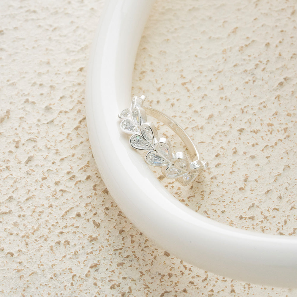 Anillo de corazones lineales a la mitad en Plata