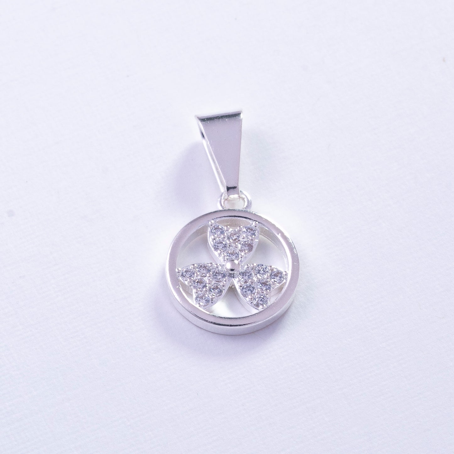 Dije flor de tres pétalos en Plata