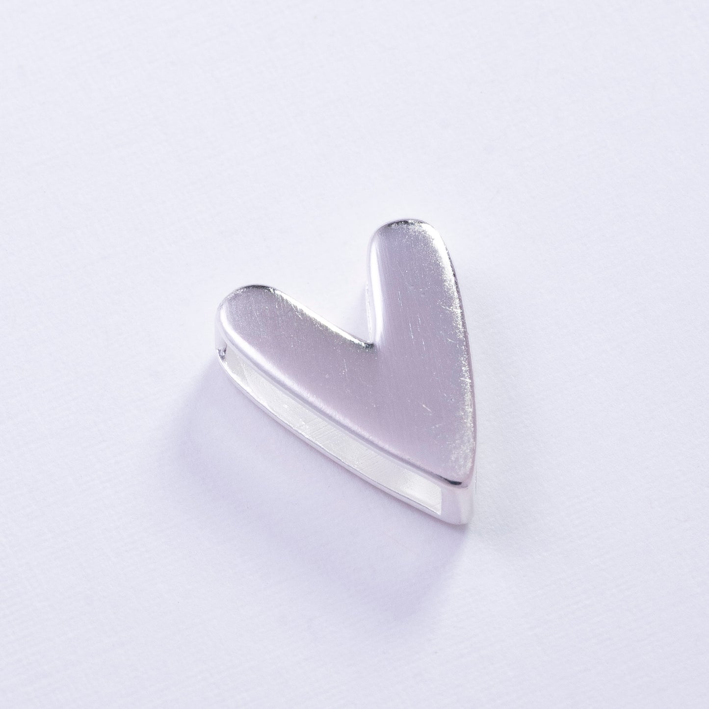 Dije de corazón pulido en Plata