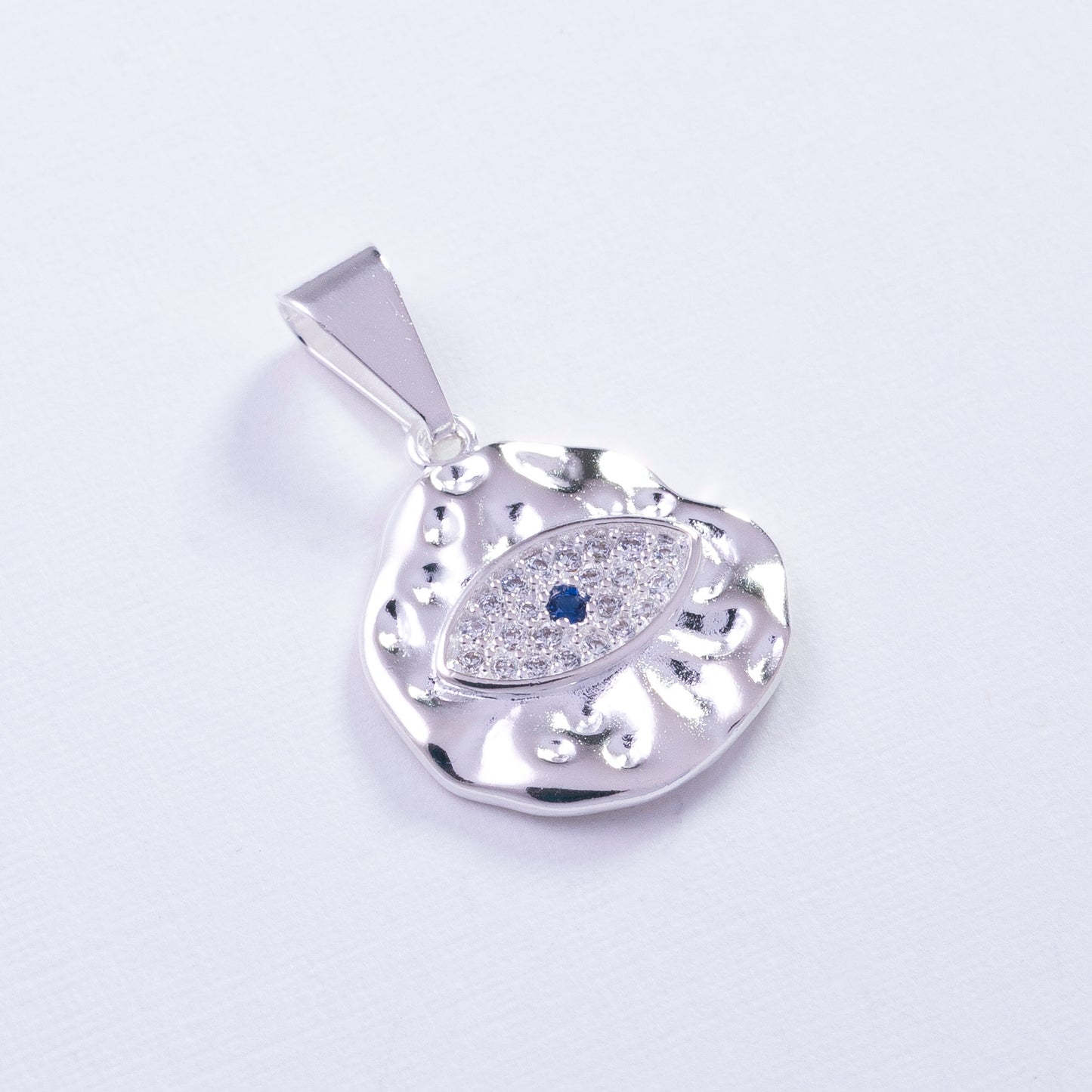 Dije de ojo circular en Plata