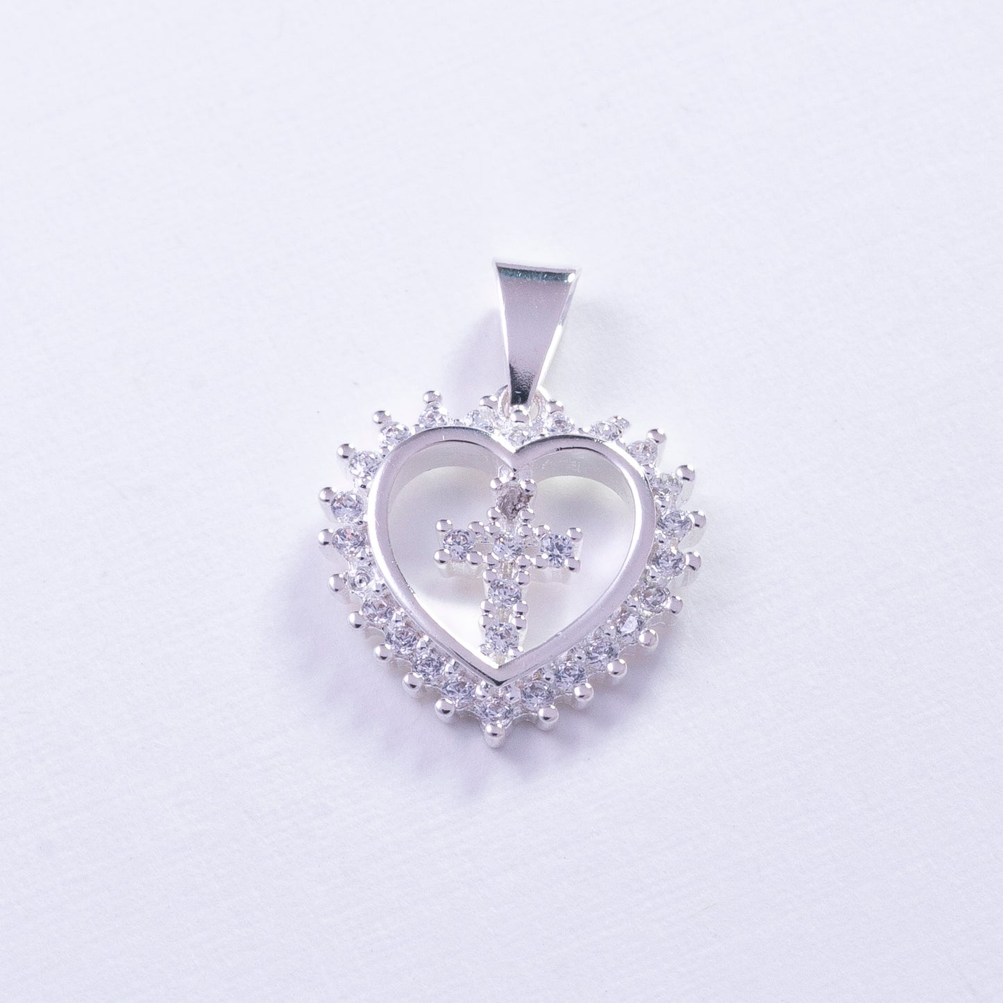 Dije cruz con corazón en Plata