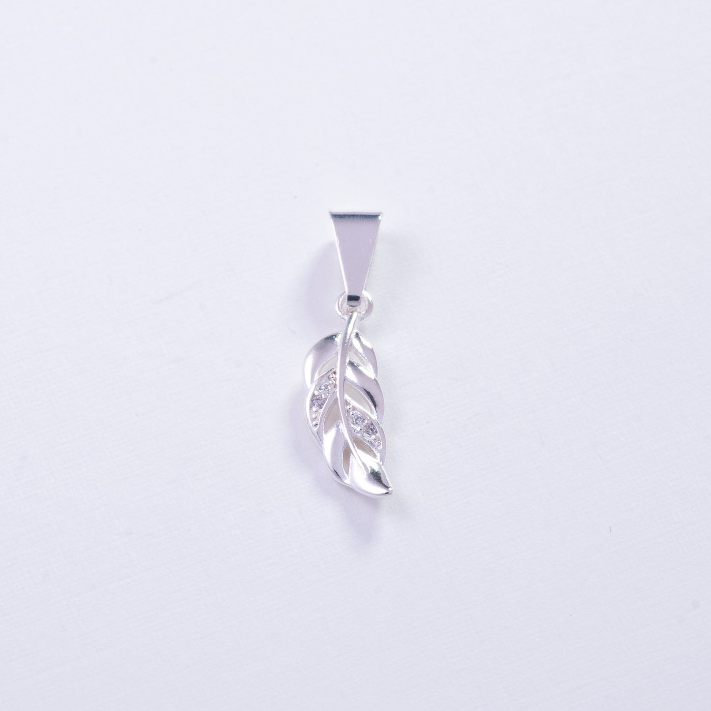 Dije de pluma en Plata