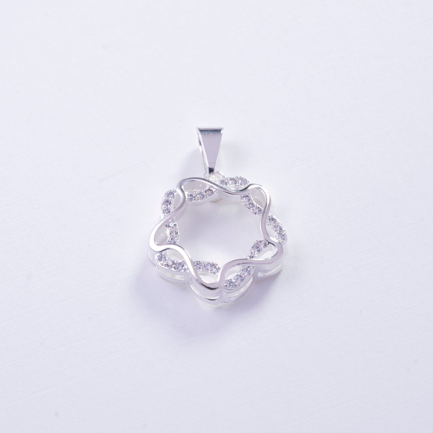 Dije nudo infinito en Plata