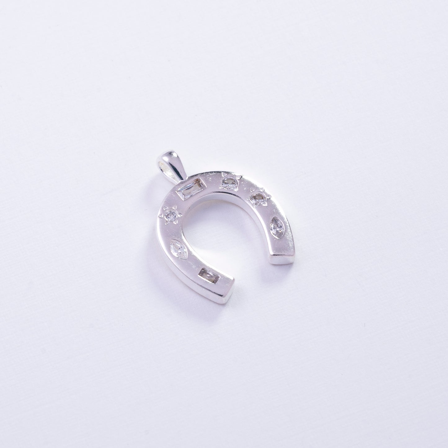 Dije de herradura con circones en Plata