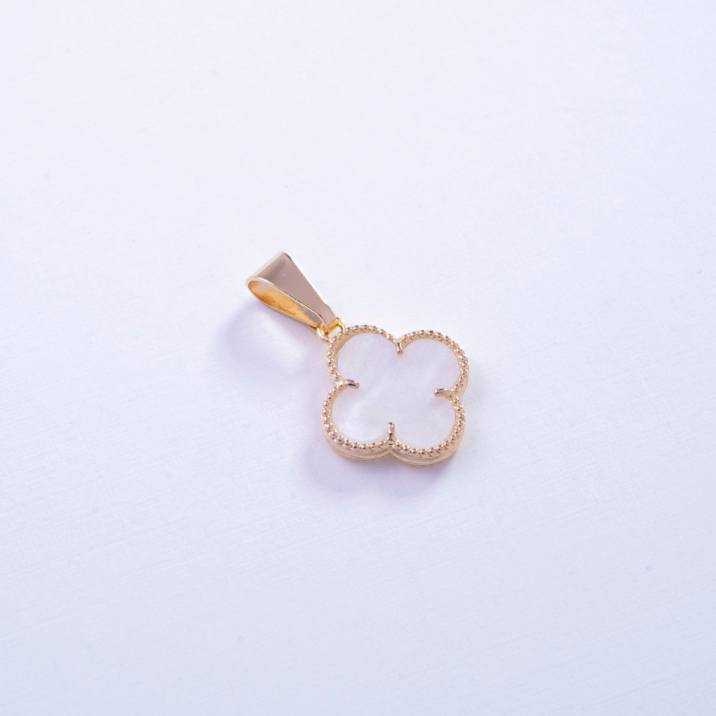 Dije de flor beige en Goldfield