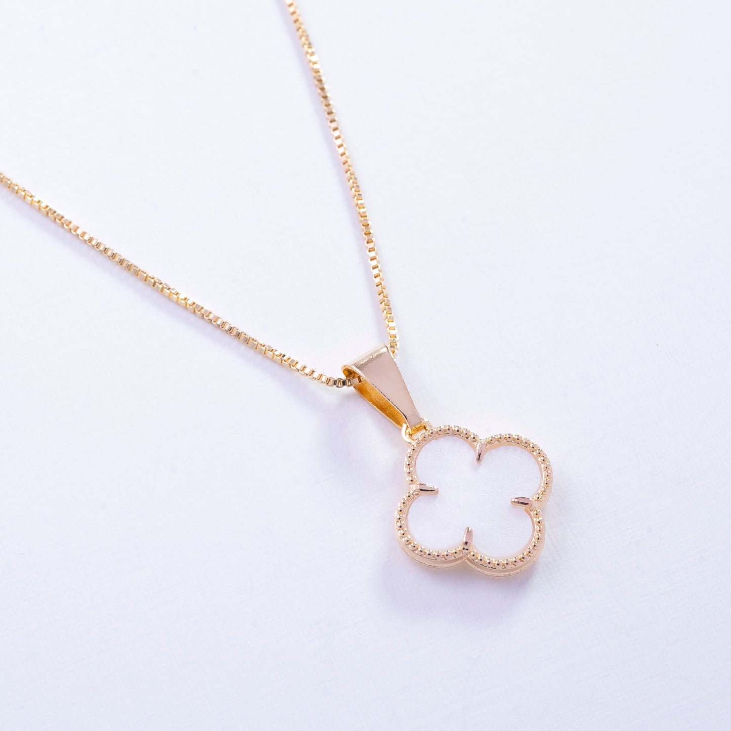 Dije de flor beige en Goldfield