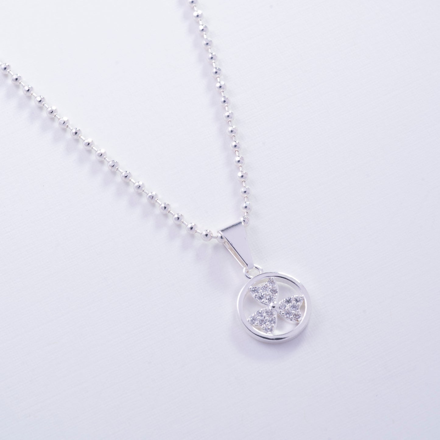 Dije flor de tres pétalos en Plata