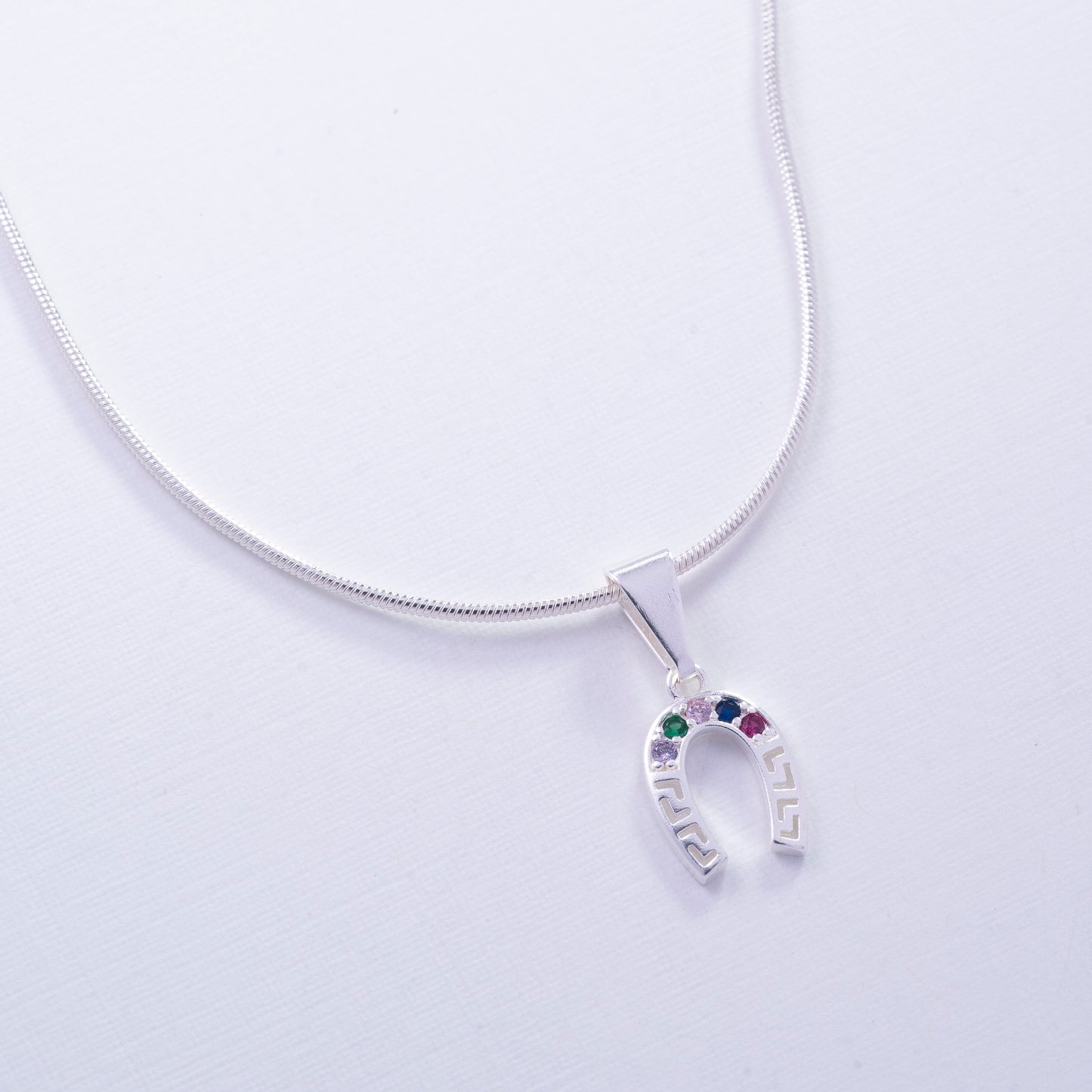 Dije mini herradura con colores en plata