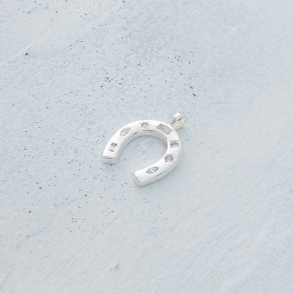 Dije de herradura con circones en Plata