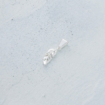 Dije de pluma en Plata