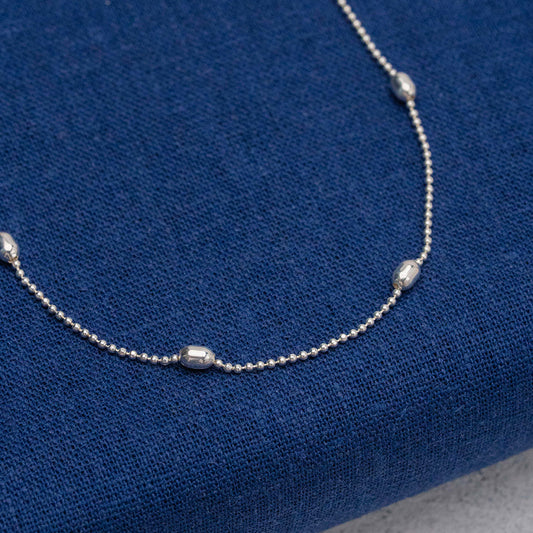 Cadena de bola con balines ovalados en Plata