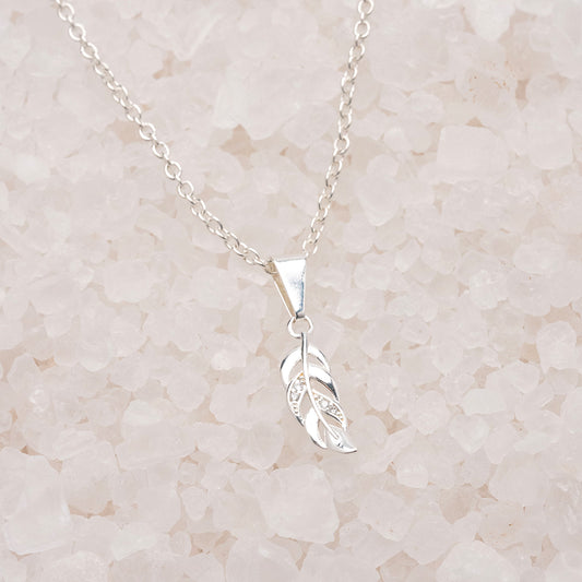 Cadena tejido mini rolo + Dije de pluma con circones