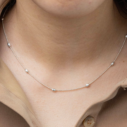 Cadena de bola con balines ovalados en Plata