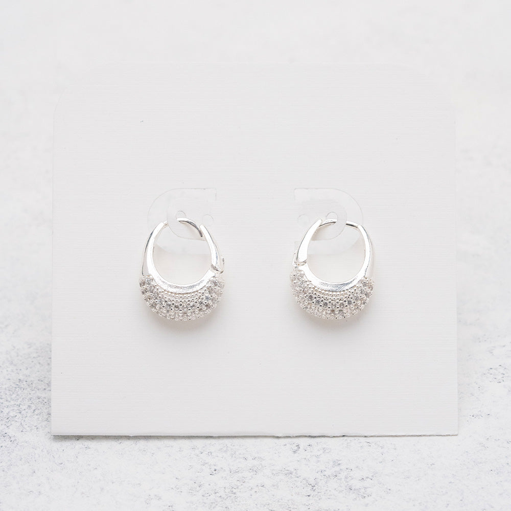 Argollas ovaladas con circones debajo en Plata