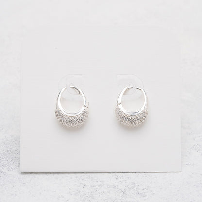 Argollas ovaladas con circones debajo en Plata