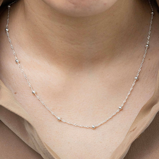 Cadena tejido turbillón con balines en Plata