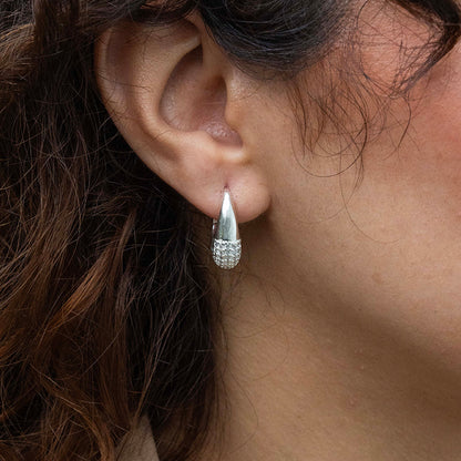 Argollas ovaladas con circones debajo en Plata