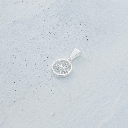 Dije flor de tres pétalos en Plata